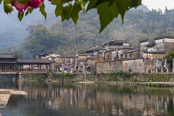 美股配资官网入口 古镇想收门票钱，收不下去就尴尬了 | 媒体札记